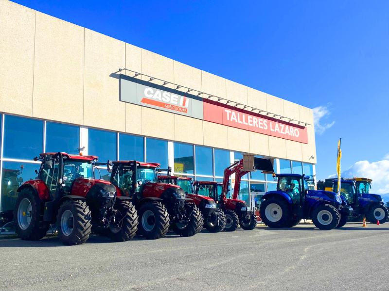 Tractor New Holland y tractor Case IH en demostración de campo por Talleres Lázaro