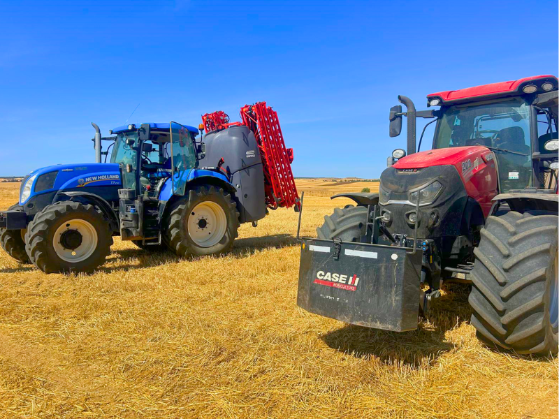 Tractor New Holland y tractor Case IH en demostración de campo por Talleres Lázaro